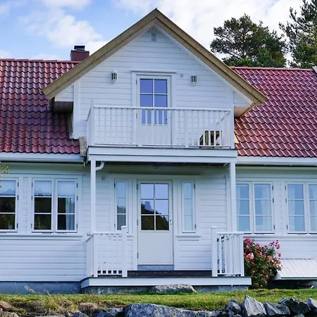 4 Bedroom Beautiful In Prázdninový dům
