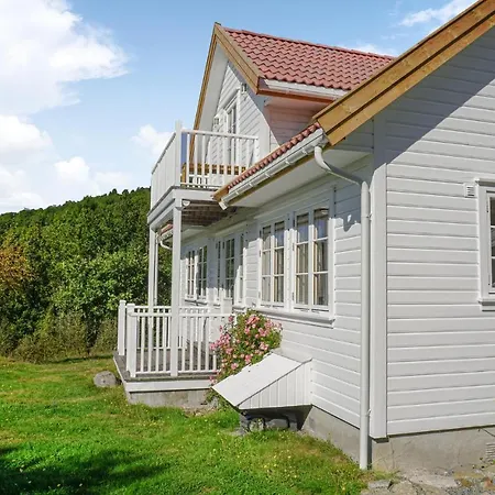 4 Bedroom Beautiful In Prázdninový dům